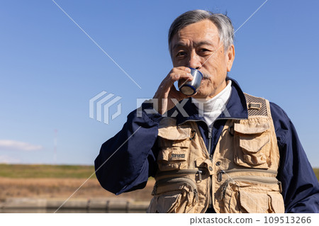 一個男人開車去釣魚 109513266