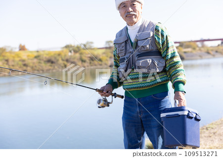 享受釣魚嗜好的老人 109513271