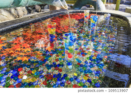 充滿秋色的岡寺三重塔和紅葉手水 充滿秋色的岡寺三重塔和紅葉手水 109513907