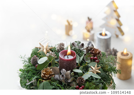Christmas wreath and candles white background 109514148