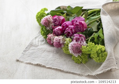 Spring flower flower arrangement flower gift 109514213