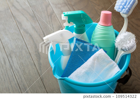木地板上的清潔工具 109514322