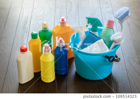 木地板桶內的清潔劑和清潔工具 木地板桶內的清潔劑和清潔工具 109514323