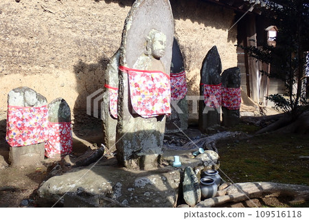 A cute Jizo statue that is loved by the common people and watches over the area. 109516118