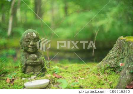A cute Jizo statue that is loved by the common people and watches over the area. 109516250