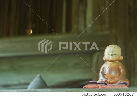 A cute Jizo statue that is loved by the common people and watches over the area. 109516268