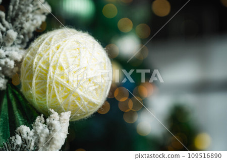 Winter image tree and yarn ball 109516890