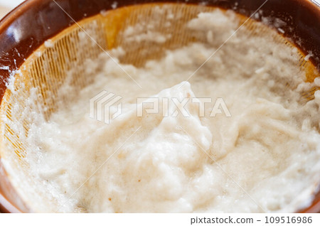 Fluffy grated taro 109516986