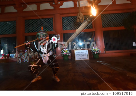 鬼大三寺葬禮:手持火把,伴著大鼓聲跳舞,驅除邪靈 鬼大三寺葬禮:手持火把,伴著大鼓聲跳舞,驅除邪靈 109517015