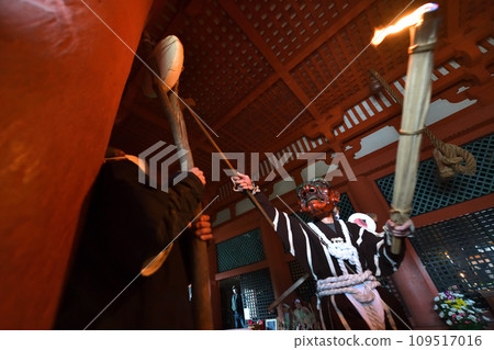 Oni Taisanji temple funeral ceremony: Holding a torch and dancing to the sound of a large drum to exterminate evil spirits 109517016