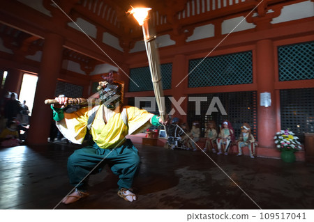 Oni Taisanji temple funeral ceremony: Holding a torch and dancing to the sound of a large drum to exterminate evil spirits Oni Taisanji temple funeral ceremony: Holding a torch and dancing to the sound of a large drum to exterminate evil spirits 109517041