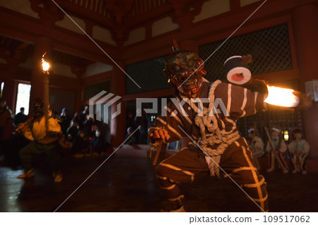 Oni Taisanji temple funeral ceremony: Holding a torch and dancing to the sound of a large drum to exterminate evil spirits Oni Taisanji temple funeral ceremony: Holding a torch and dancing to the sound of a large drum to exterminate evil spirits 109517062
