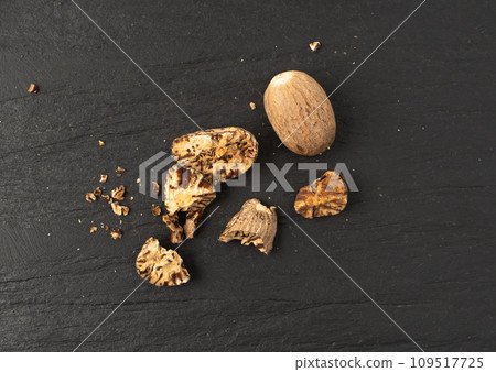 Nutmeg in Black Plate, Myristica Fragrans Fruit, Dry Spicy Nutmeg, Grated Whole Muscat Nut, Nut Meg Nutmeg in Black Plate, Myristica Fragrans Fruit, Dry Spicy Nutmeg, Grated Whole Muscat Nut, Nut Meg 109517725