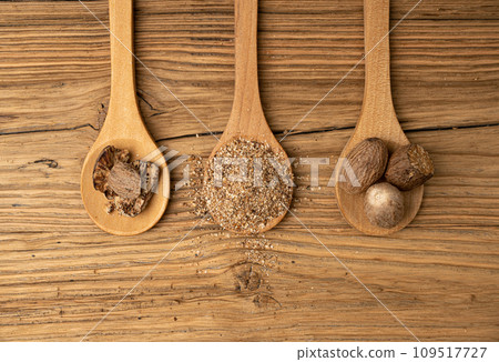 Nutmeg in Black Plate, Myristica Fragrans Fruit, Dry Spicy Nutmeg, Grated Whole Muscat Nut, Nut Meg Nutmeg in Black Plate, Myristica Fragrans Fruit, Dry Spicy Nutmeg, Grated Whole Muscat Nut, Nut Meg 109517727