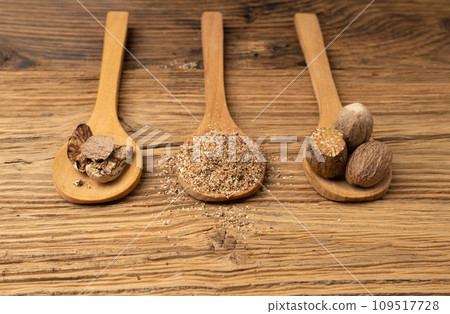 Nutmeg in Black Plate, Myristica Fragrans Fruit, Dry Spicy Nutmeg, Grated Whole Muscat Nut, Nut Meg Nutmeg in Black Plate, Myristica Fragrans Fruit, Dry Spicy Nutmeg, Grated Whole Muscat Nut, Nut Meg 109517728