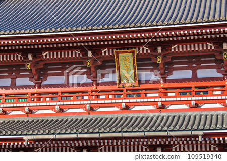 12 月日本東京城市景觀。 （與冠狀病毒大流行之前一樣擁擠，外國遊客和修學旅行的學生）淺草寺=12月8日 109519340