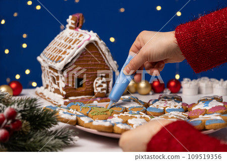 Decorating Christmas gingerbread with sugar multicolored icing. 109519356