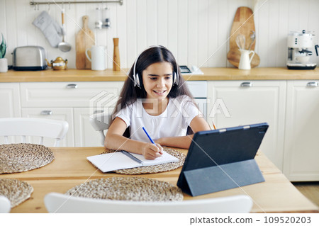 Preteen 12s girl e-learning Preteen 12s girl e-learning 109520203