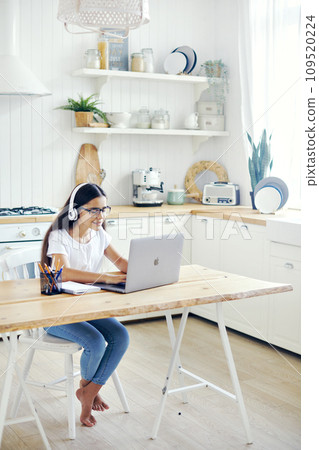 Preteen 12s girl e-learning Preteen 12s girl e-learning 109520224
