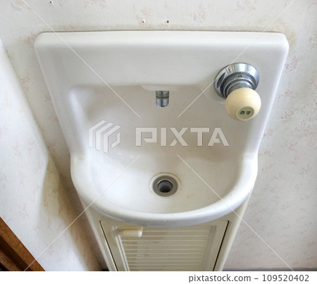 Self-closing faucet fittings for aging toilets - self-stop Self-closing faucet fittings for aging toilets - self-stop 109520402
