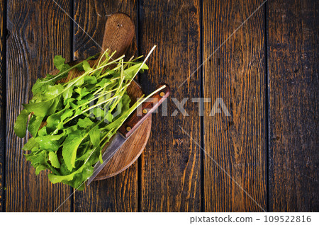 Fresh arugula leaves, green rucola 109522816