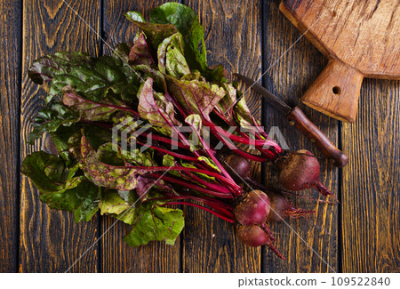 fresh beets on cutting board, set on wooden table viewed from above 109522840
