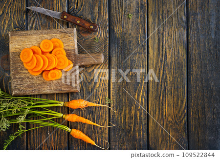 Wooden board with fresh carrots Wooden board with fresh carrots 109522844