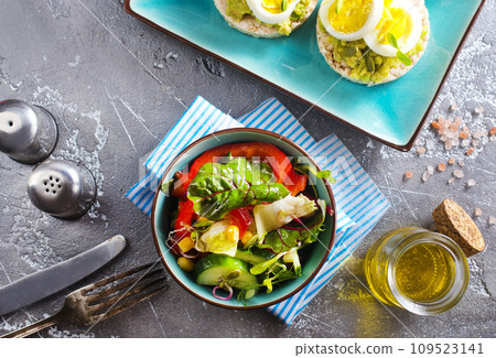 Green vegan salad from green leaves mix and vegetables. diet food 109523141