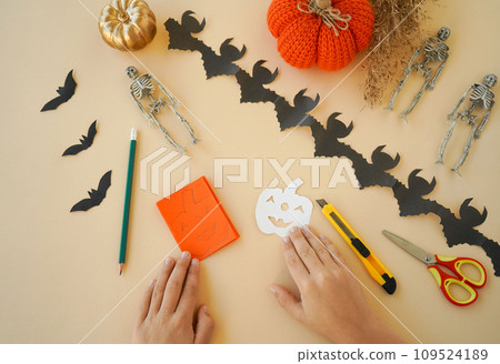 Step-by-step instructions for creating garlands of paper decorations by children for the Halloween holiday. Step 4 Step-by-step instructions for creating garlands of paper decorations by children for the Halloween holiday. Step 4 109524189