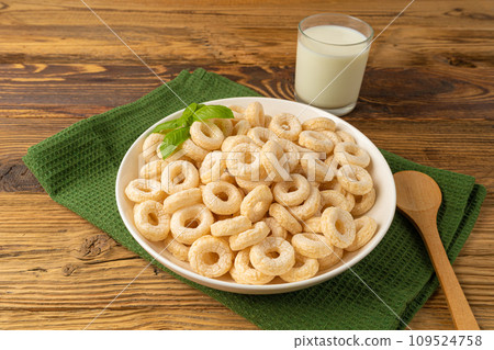Cereal Rings Isolated, Breakfast Rice Loops, Corn Cereals Snack Cereal Rings Isolated, Breakfast Rice Loops, Corn Cereals Snack 109524758