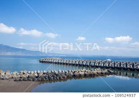 Tetra pot on the coast 109524937