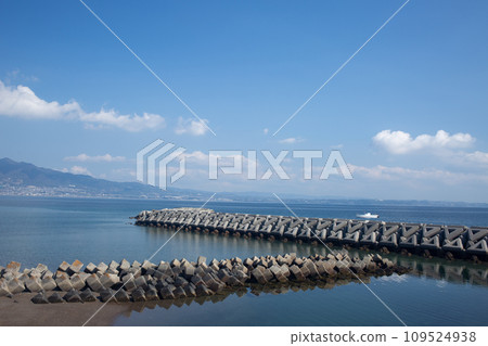 在海岸的Tetra罐 在海岸的Tetra罐 109524938
