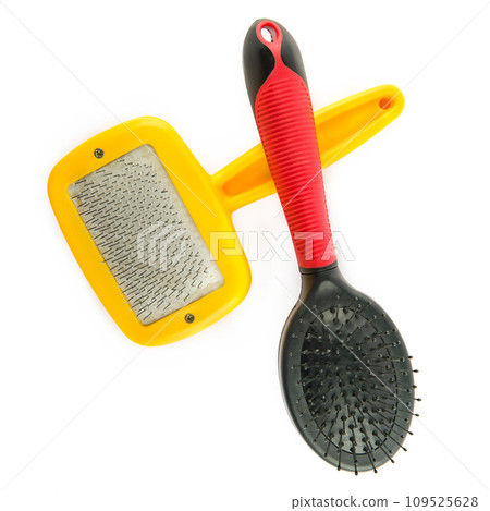 Set of combs for animals isolated on white. 109525628