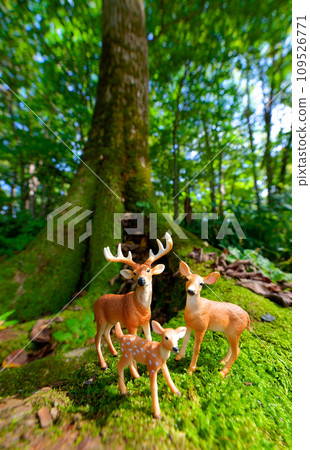 Deer parent and child figures 109526771