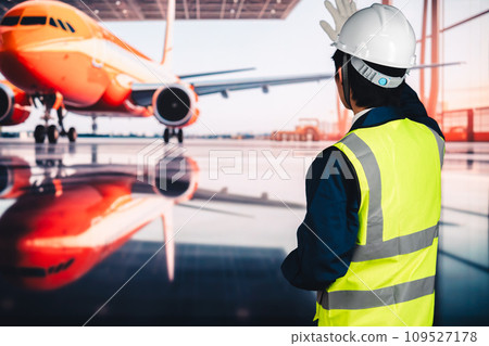 一名在飛機機庫工作的男子 109527178