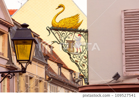 Christmas street in Colmar, France 109527541