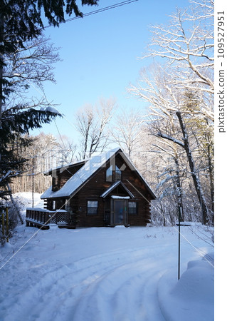 Blue sky, hut in the snow Blue sky, hut in the snow 109527951