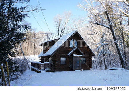 Blue sky, hut in the snow 109527952