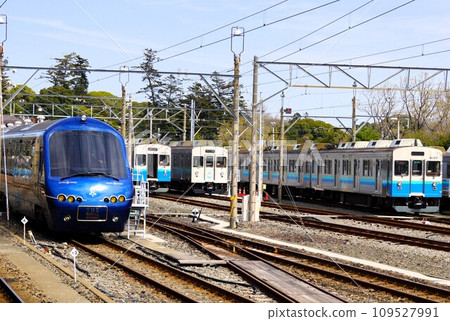 Scenery of Izukyu Line Izukogen Station depot (Royal Express and Izukyu 8000 series vehicles) Scenery of Izukyu Line Izukogen Station depot (Royal Express and Izukyu 8000 series vehicles) 109527991