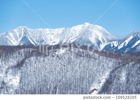 白雪皚皚的冬天山 白雪皚皚的冬天山 109528105