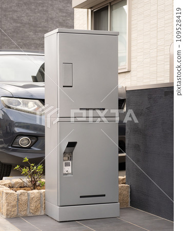 Apartment delivery locker 109528419