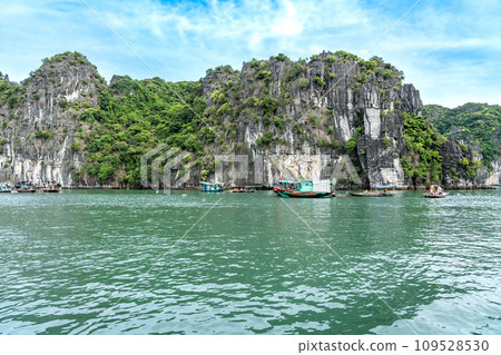 越南下龍灣的一艘供水上居民使用的船 109528530