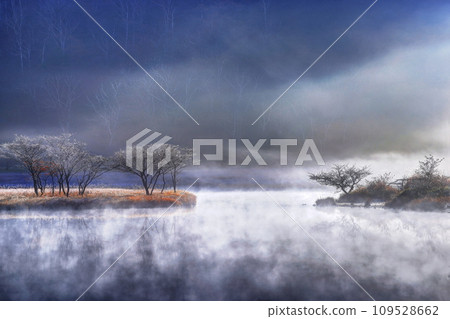 霧氣繚繞的秋天的角滿淵 霧氣繚繞的秋天的角滿淵 109528662