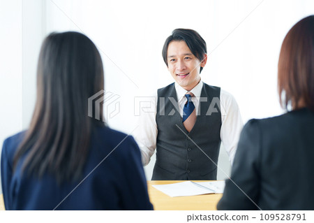 Parent and child meeting with teacher 109528791