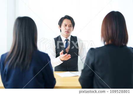 Parent and child meeting with teacher 109528801