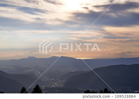 Kumamoto Prefecture: Unzen and the Ariake Sea from Kusasenri at dusk 109528864