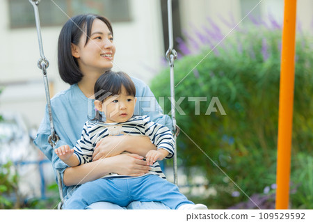 Parent and child playing in the park 109529592