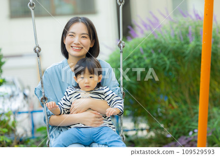 Parent and child playing in the park 109529593