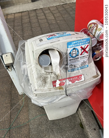 Example of foreign matter in the recycling box next to the beverage vending machine (2) 109530043