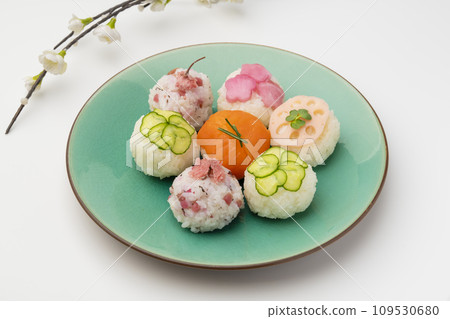 Temari sushi, cherry blossoms, and plum blossoms 109530680